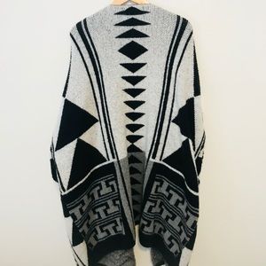 David Kahn B& W  Wool Sweater Shawl